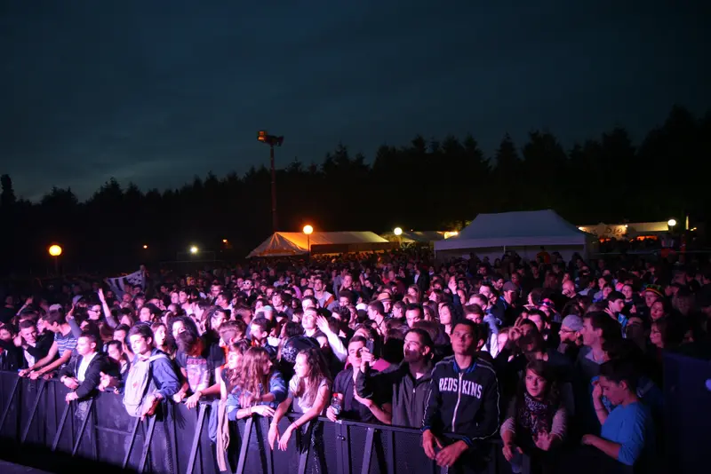 La foule devant la grande scène, de nuit - photo AMAC / Les Mouillotins