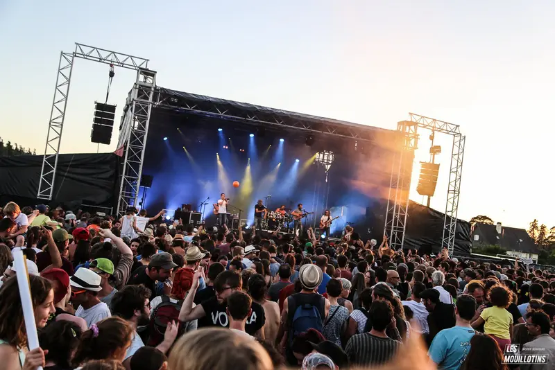 Le public devant Zoufris Maracas au coucher du soleil - photo Bastien Bonhoure