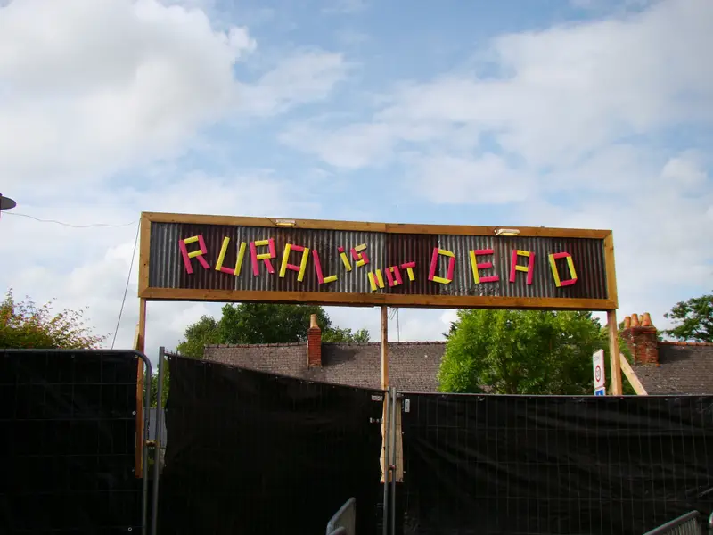 Portique "Rural is not dead" à l'entrée du festival - photo AMAC / Les Mouillotins