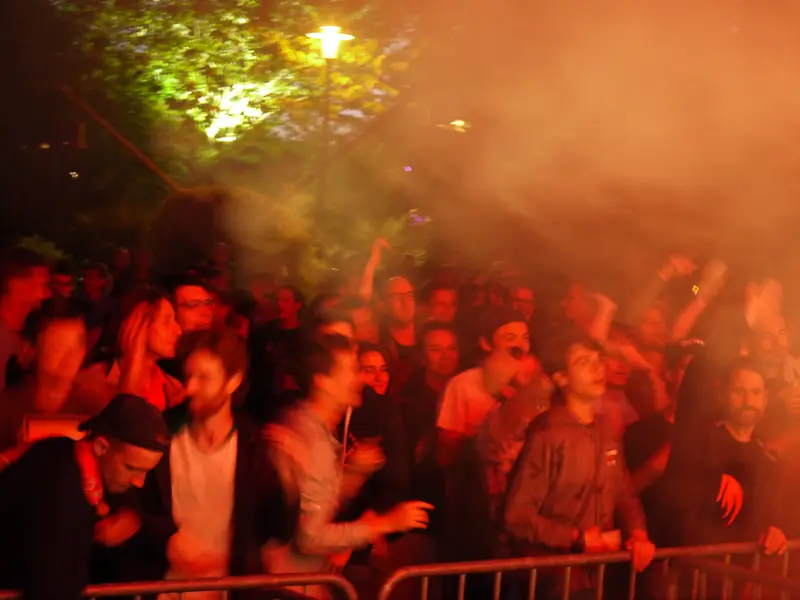 Le public sous les lumières rouges - photo AMAC / Les Mouillotins
