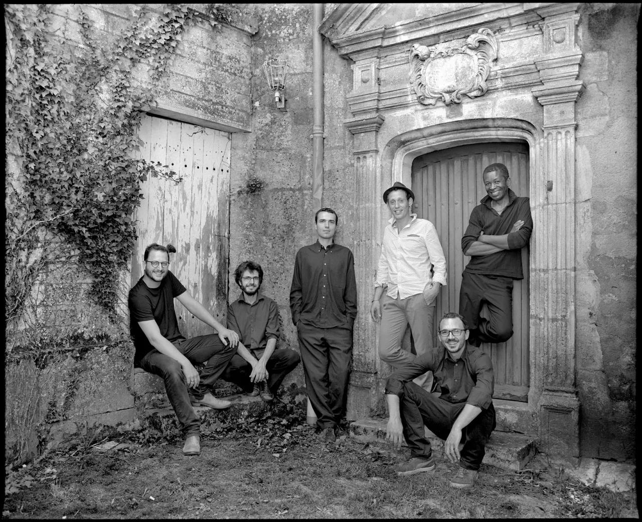Photo de groupe en noir et blanc de Gabriel Saglio et les Vieilles Pies (photo : Yannick Pirot)