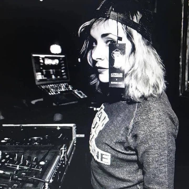 Portrait de la DJ Hellsa