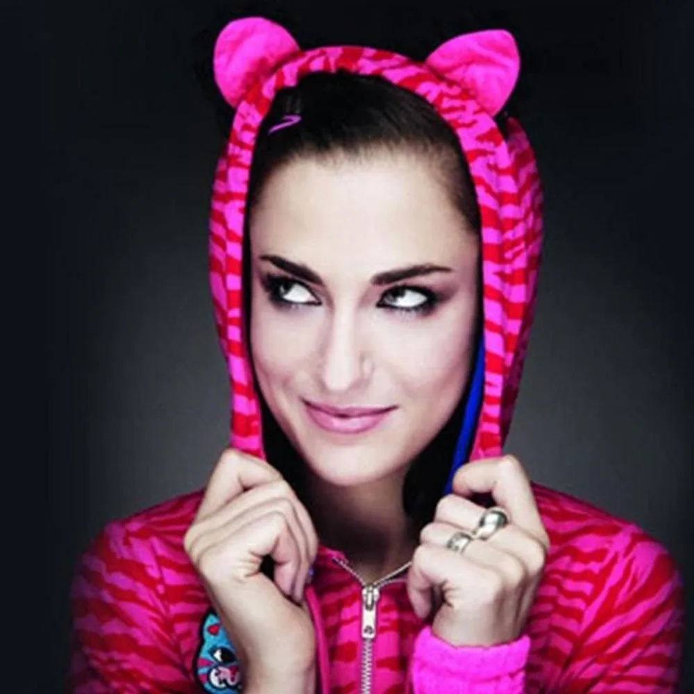 Portrait de la DJ Missill, capuche rose à oreilles de chat