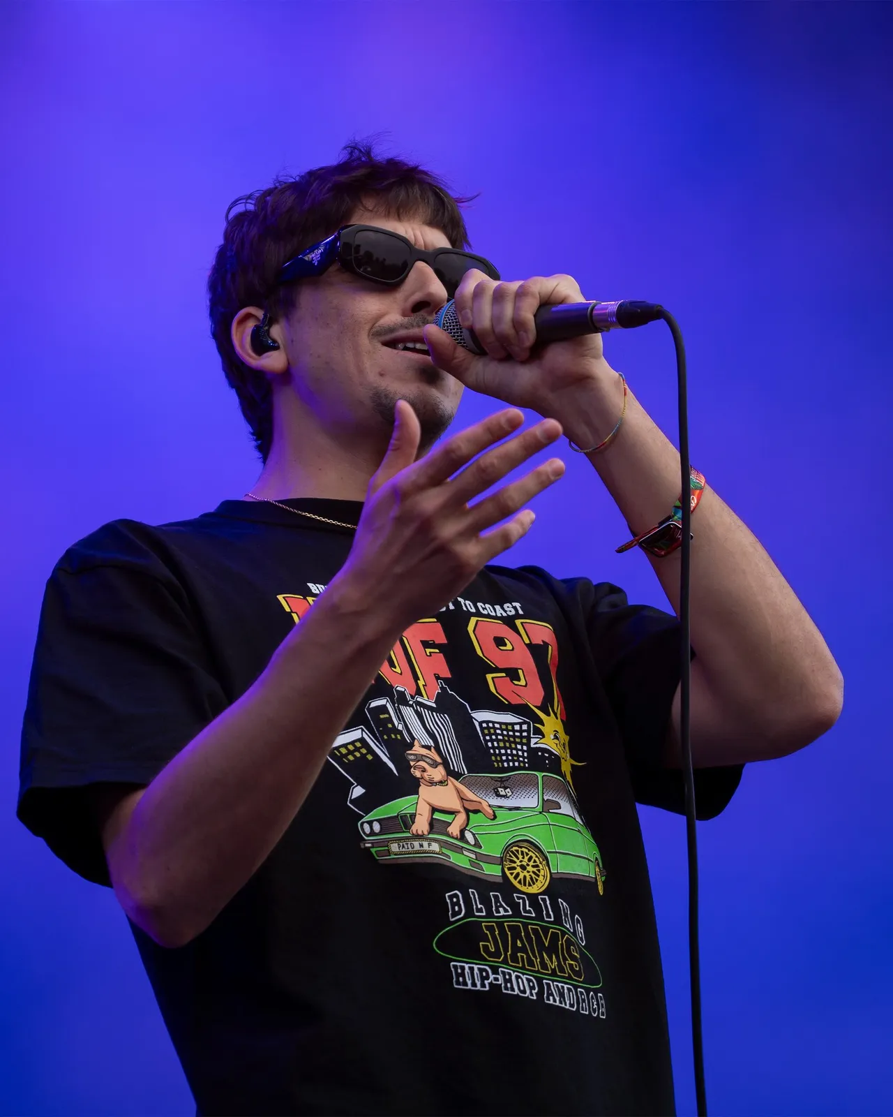 Biga Ranx chante au micro sur scène au festival La Nuit de l'Erdre en 2023 (photo : Selbymay / Wikimedia Commons, CC BY 4.0)