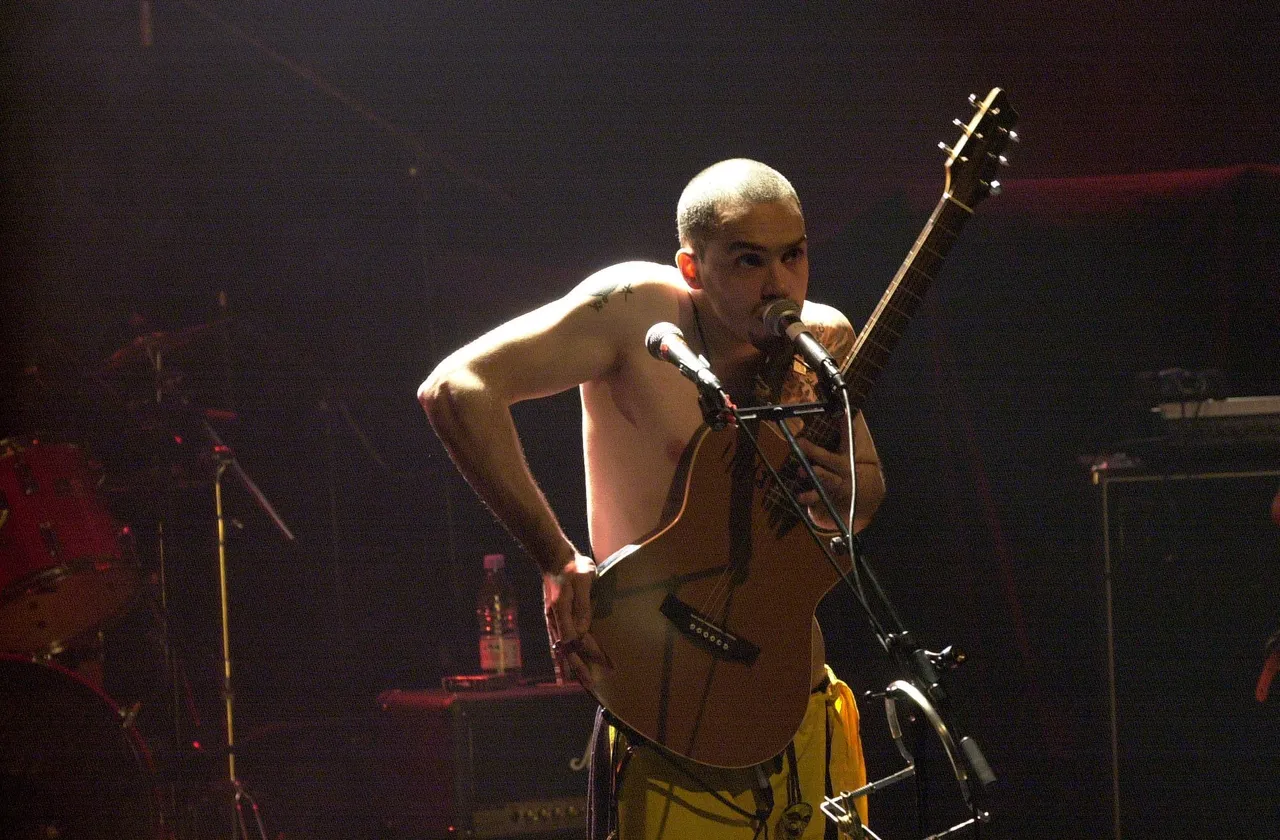 Nosfell sur scène avec sa guitare