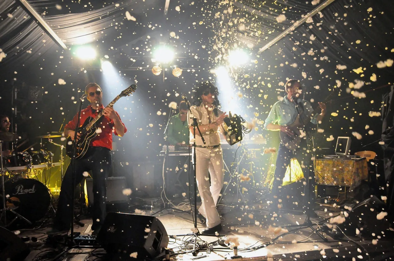 Bruce Brenson and the Marvelous en concert sous un chapiteau, dans une pluie de confettis