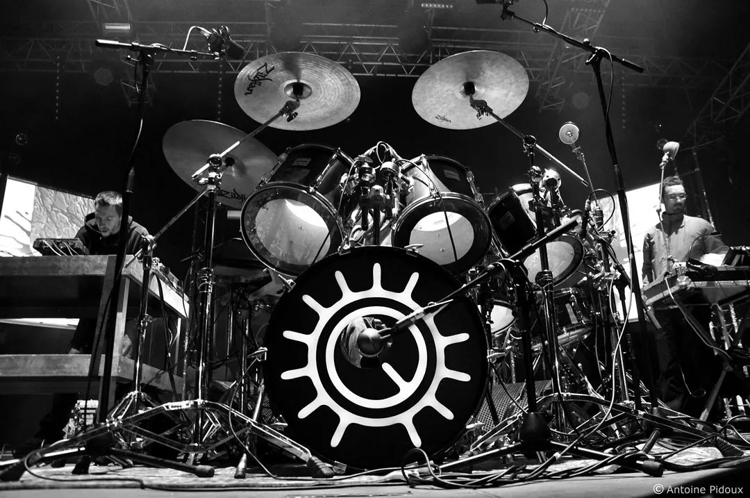 High Tone en concert, derrière une batterie ornée du logo du groupe (photo : Antoine Pidoux)