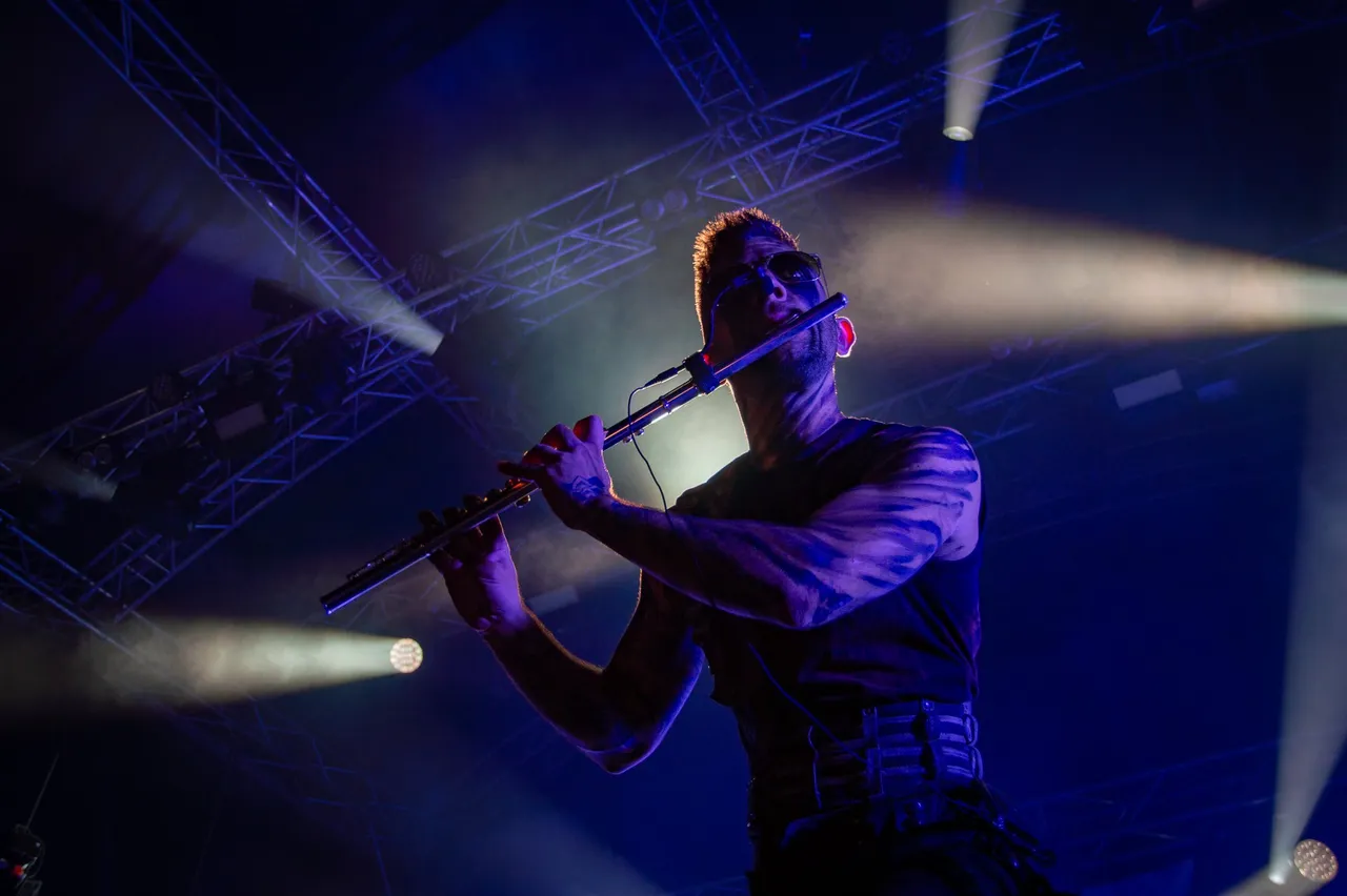 Le flûtiste de La P'tite Fumée en concert sous les projecteurs à Saverne en 2023 (photo : Mickaël Schauli / Wikimedia Commons, CC BY-SA 4.0)