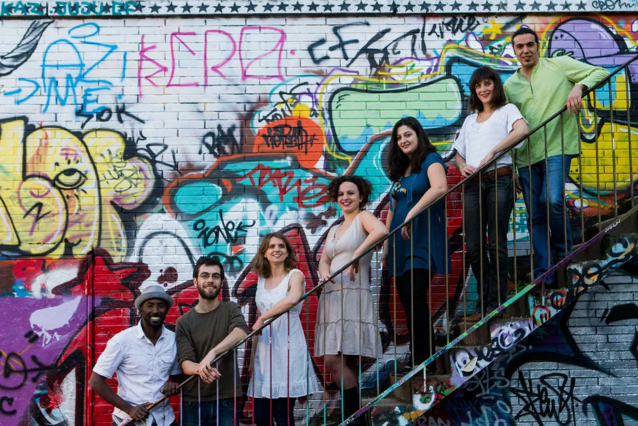 Photo de groupe de Bombes 2 Bal devant un mur de graffitis (photo : Marc Nguyen)
