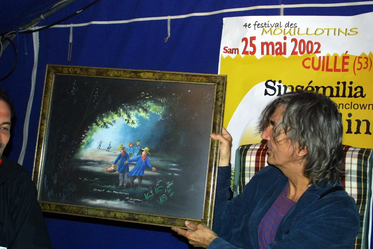 Jacques Higelin reçoit un tableau en coulisses du festival des Mouillotins 2002