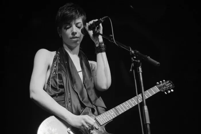 Mademoiselle K au chant et à la guitare