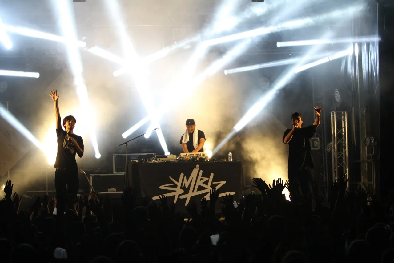 Symbiz feat. MC Zhi sur scène aux Mouillotins 2015