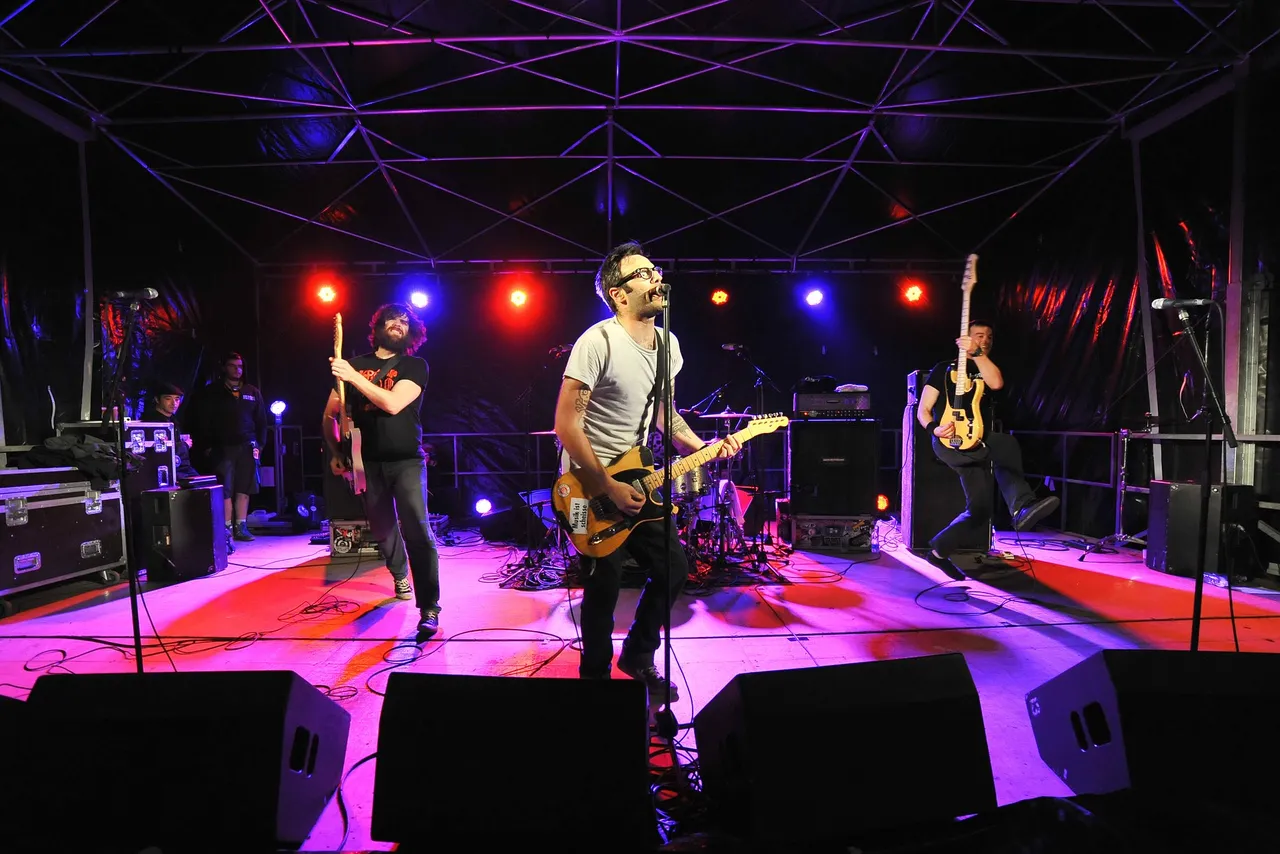 Uncommonmenfrommars en concert au festival Larsen en 2013 (photo : Patrick S. / Wikimedia Commons, CC BY 2.0)