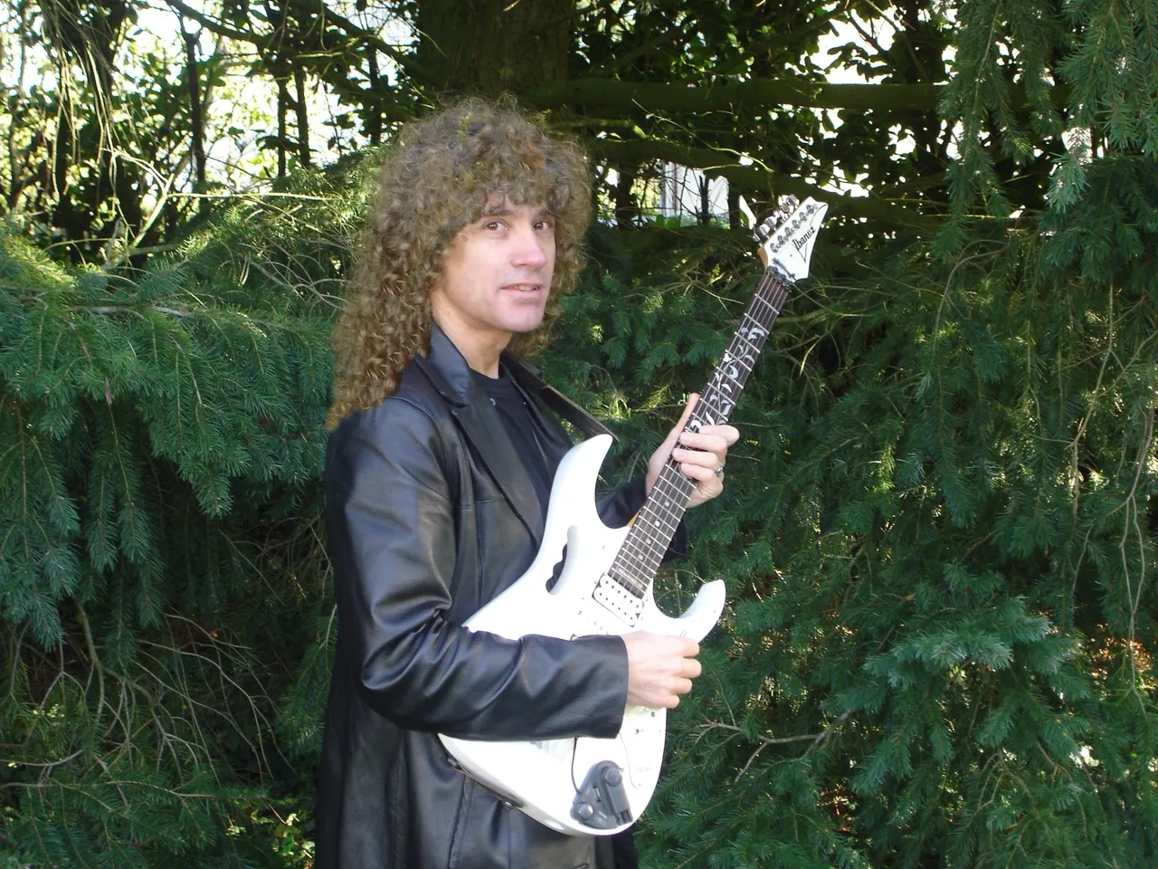 Patrice Delètre avec sa guitare électrique