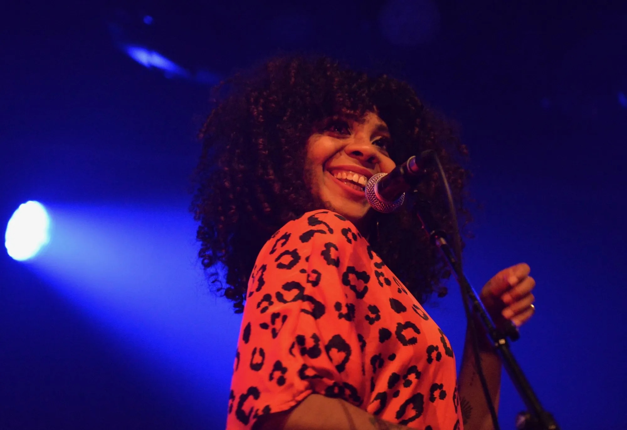Hollie Cook chante sur scène à l'Ancienne Belgique (Bruxelles) en 2019 (photo : Peter Verwimp / Wikimedia Commons, CC BY-SA 4.0)