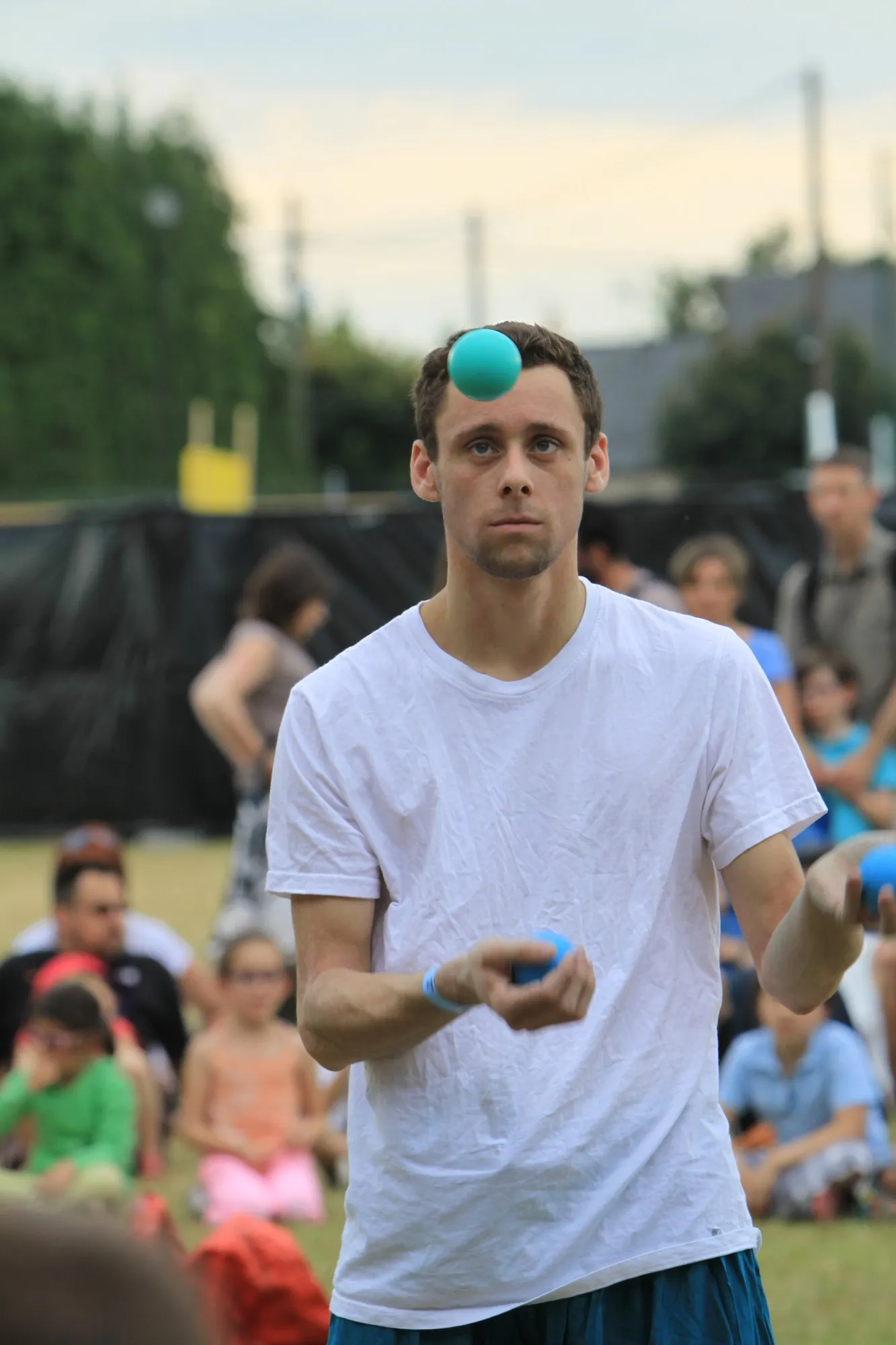 Numéro de jonglage de Cirqu'on Flex aux Mouillotins 2015