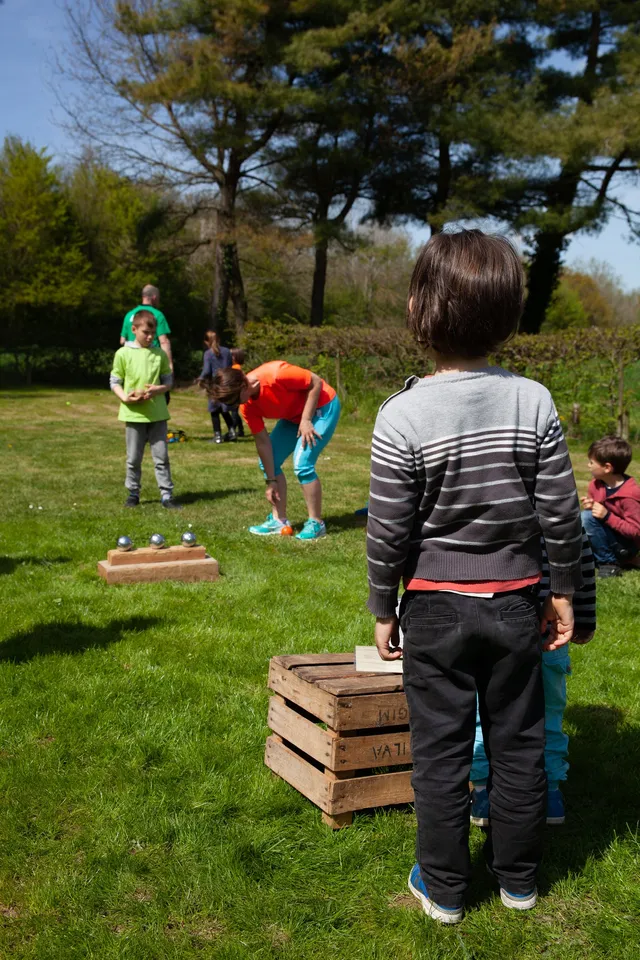 Un jeu de quilles en plein air - photo AMAC / Les Mouillotins