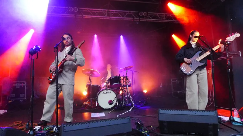 Concert en lumières colorées sur scène - photo AMAC / Les Mouillotins