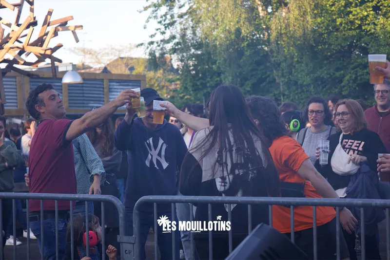 Des festivaliers trinquent dans le public - photo AMAC / Les Mouillotins