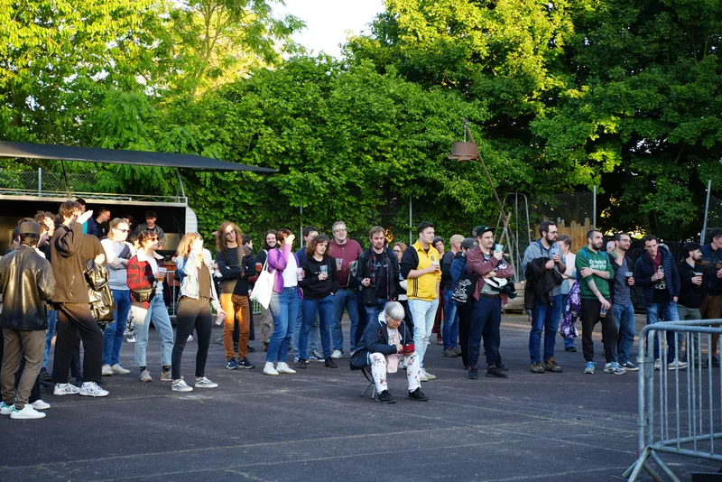 Public en fin de journée devant la scène - photo AMAC / Les Mouillotins