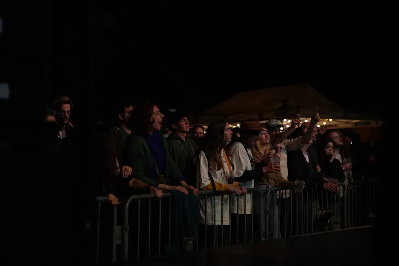 Le public devant la scène, de nuit - photo AMAC / Les Mouillotins