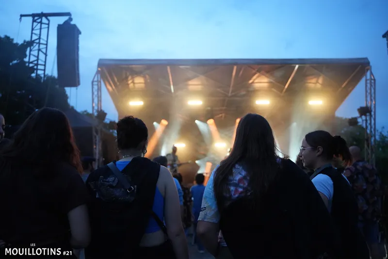 Public face à la scène à la tombée de la nuit - photo AMAC / Les Mouillotins