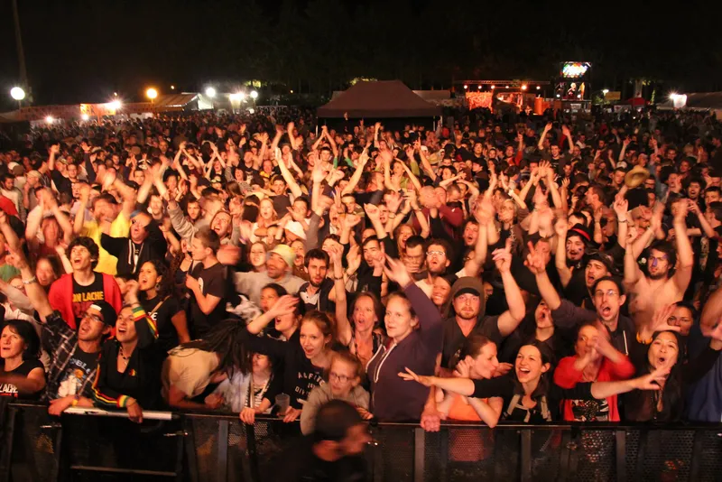 La foule compacte devant la scène en pleine nuit - photo AMAC / Les Mouillotins
