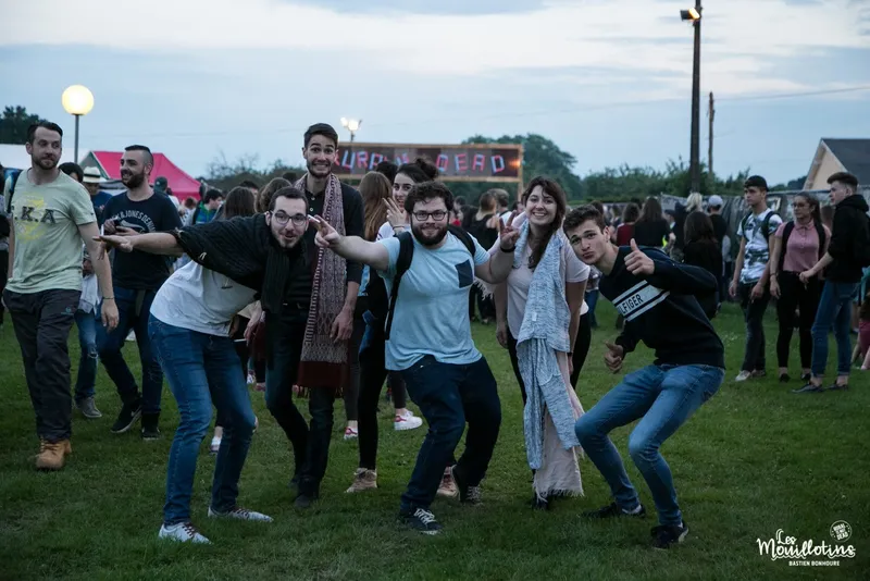 Des festivaliers dansent sur la pelouse en soirée - photo Bastien Bonhoure