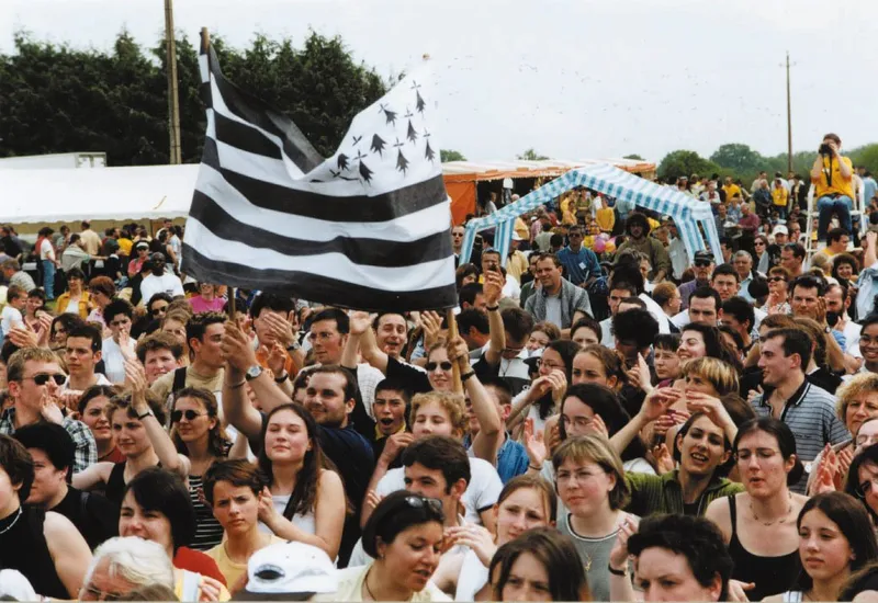 Le public et ses drapeaux bretons pendant le concert de Tri Yann - photo AMAC / Les Mouillotins