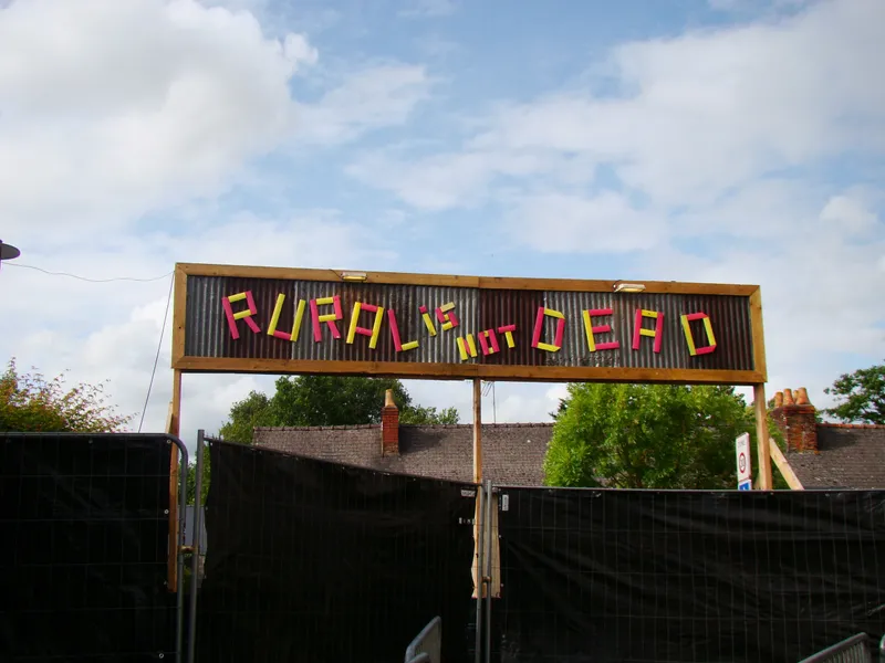 Portique "Rural is not dead" à l'entrée du festival - photo AMAC / Les Mouillotins