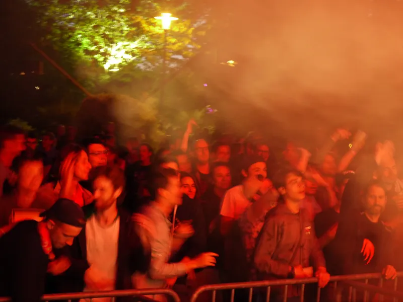 Le public sous les lumières rouges - photo AMAC / Les Mouillotins