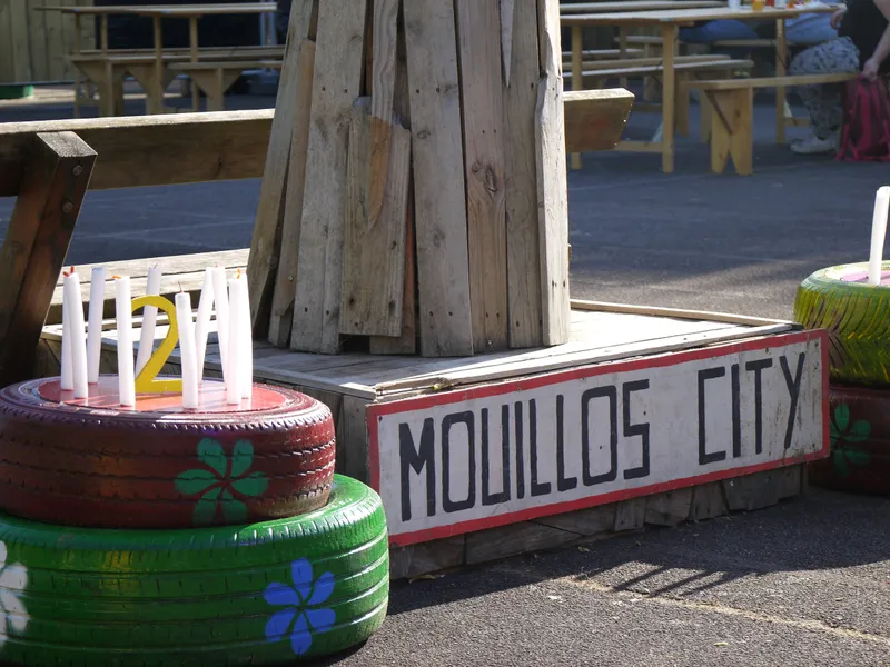 Le décor « Mouillos City » en pneus peints et bois de palette - photo AMAC / Les Mouillotins
