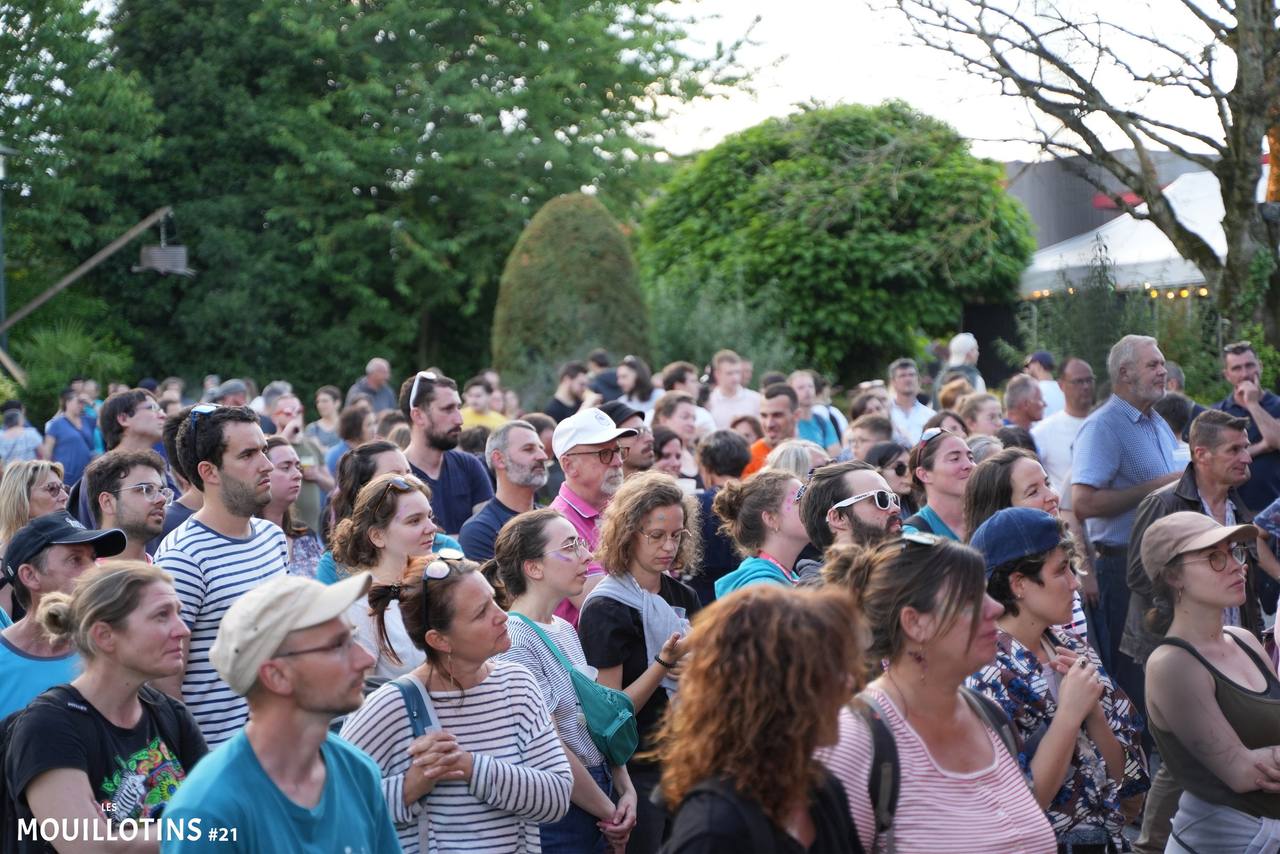 Le public des Mouillotins devant la scène en fin de journée, édition 2023