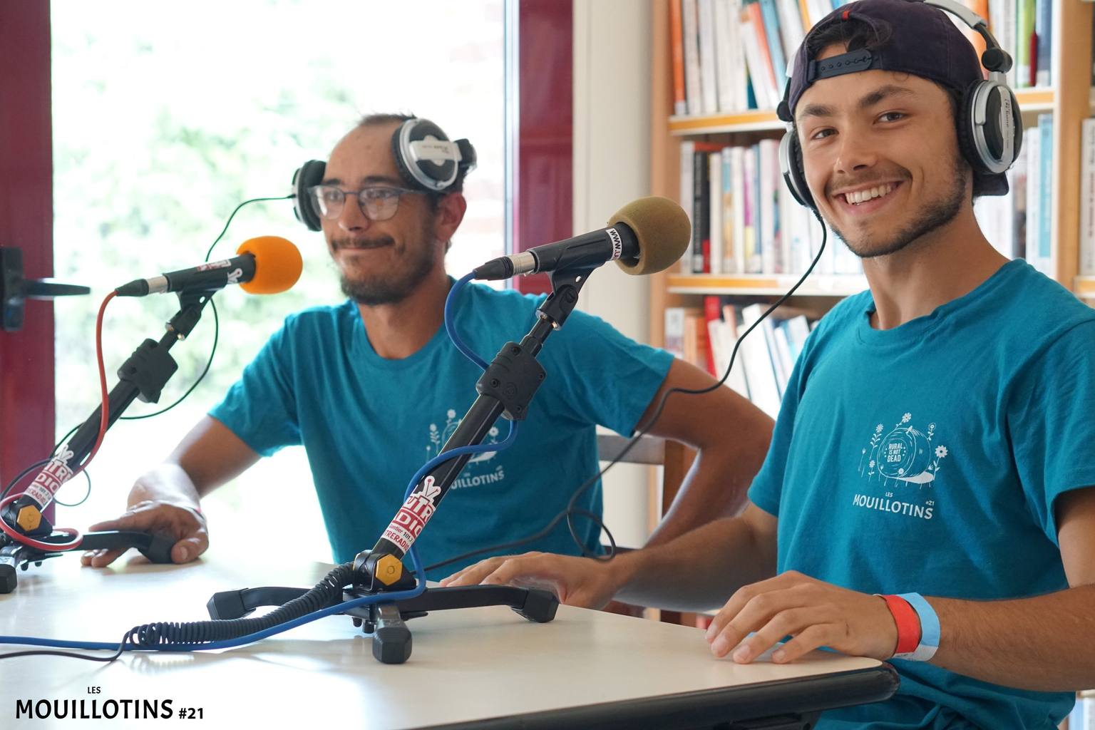 Deux bénévoles des Mouillotins au micro de L’Autre Radio en direct du festival, 2023