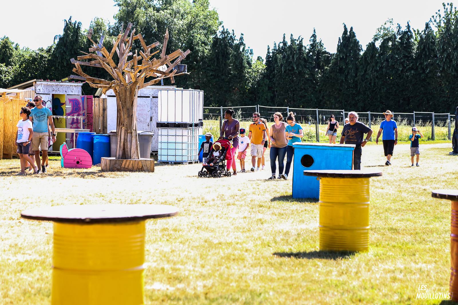 Décors en bois et fûts peints sur le site du festival Les Mouillotins