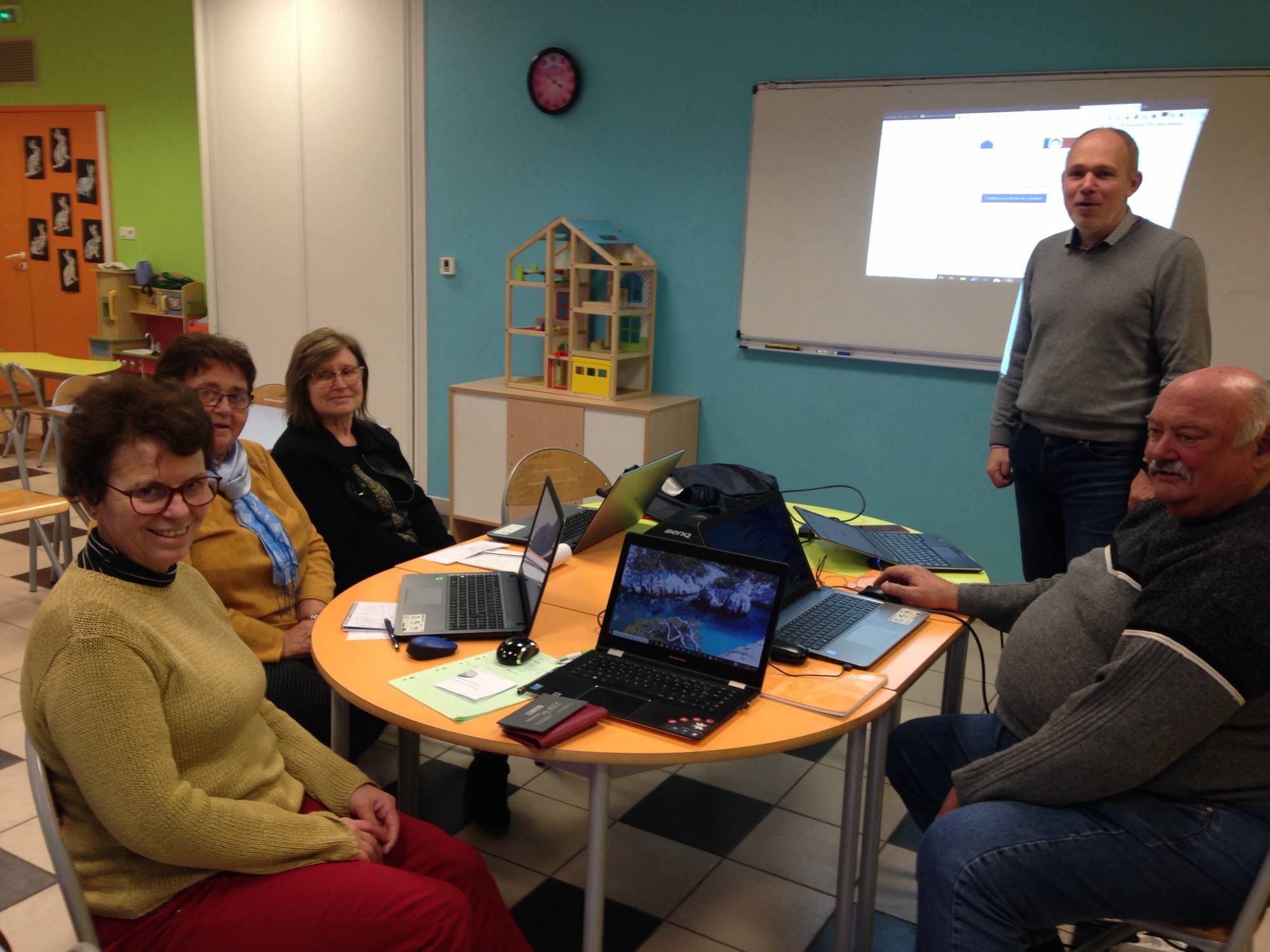 Atelier informatique dans la salle périscolaire de Méral en décembre 2019