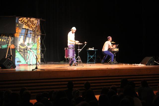 Les deux artistes du Ballet Urbain aux percussions - photo AMAC / Les Mouillotins