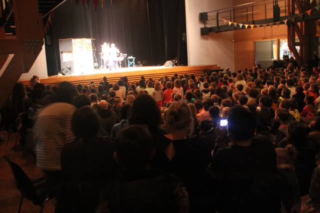 Le jeune public dans la salle de l'Orion pendant le spectacle, vu de dos - photo AMAC / Les Mouillotins