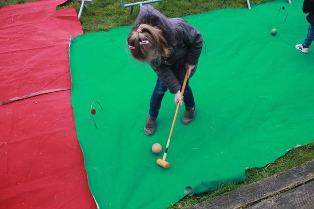 Partie de minigolf sur le tapis vert - photo AMAC / Les Mouillotins