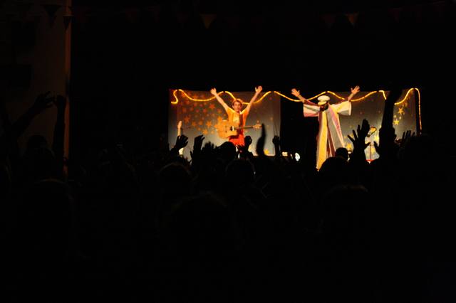 Le public lève les bras devant la scène pendant le spectacle - photo Clara Mainguené