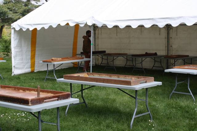 Les jeux en bois installés sous le chapiteau - photo Clara Mainguené