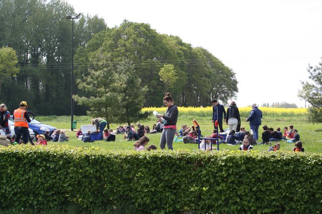 Pique-nique des groupes sur la pelouse devant les champs - photo Clara Mainguené