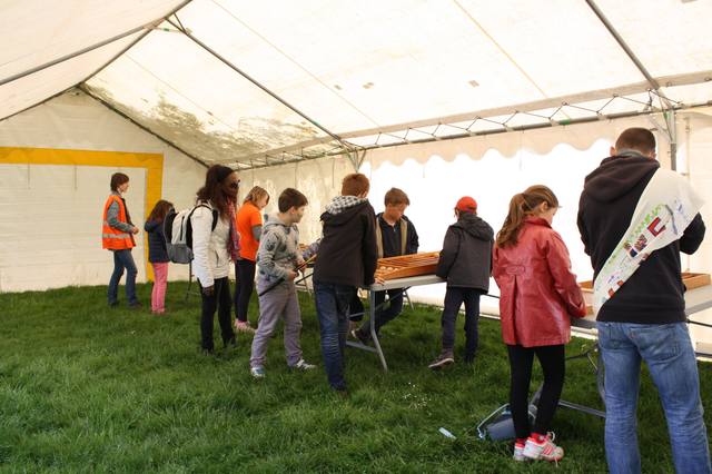 Parties de jeux en bois sous le chapiteau - photo Clara Mainguené