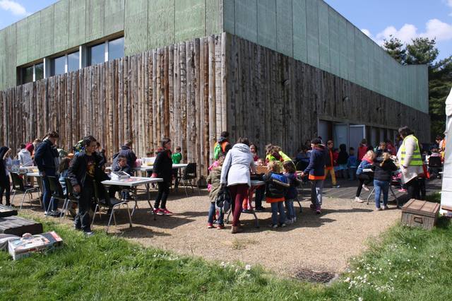 Tables de jeux devant la façade en bois de l’Orion - photo Clara Mainguené