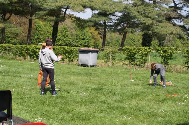 Jeux de lancer dans le pré - photo Clara Mainguené