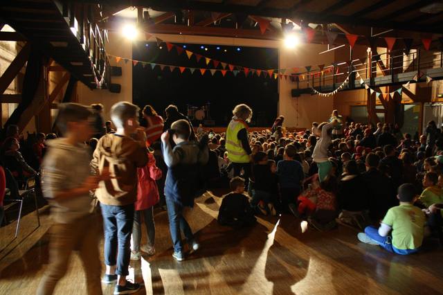 Le jeune public s’installe dans la salle avant le concert - photo Clara Mainguené