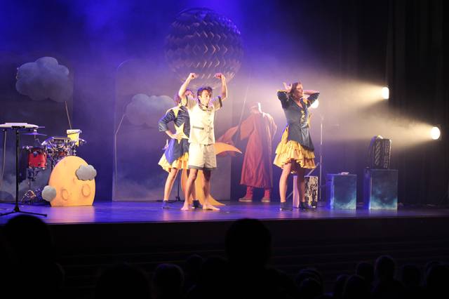 Léo et Léon & la Diva Nova sur scène - photo AMAC / Les Mouillotins