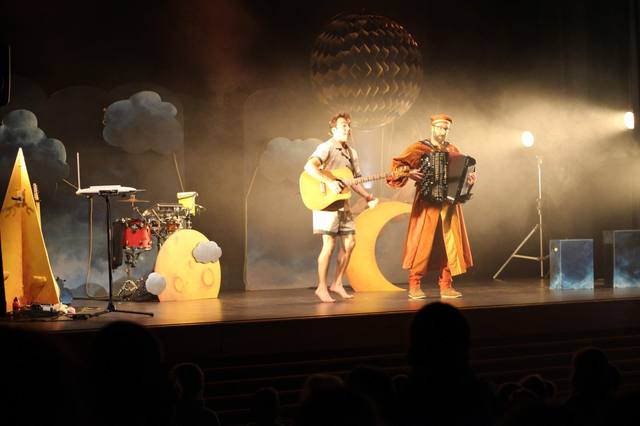 Guitare et accordéon dans la fumée et les projecteurs - photo AMAC / Les Mouillotins