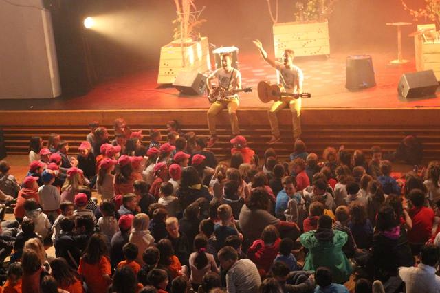 Final des Poussins Phoniques au bord de la scène - photo AMAC / Les Mouillotins