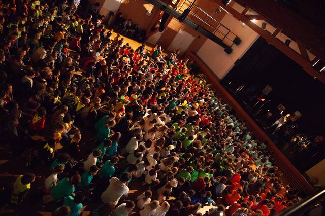 La salle comble vue depuis les hauteurs - photo AMAC / Les Mouillotins